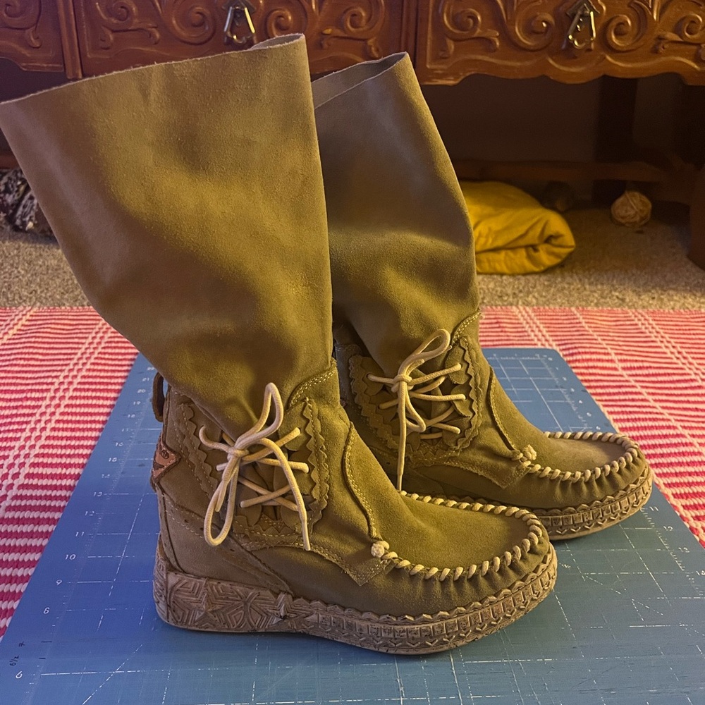 El Vaquero Suede Hidden Wedge Moc Boots